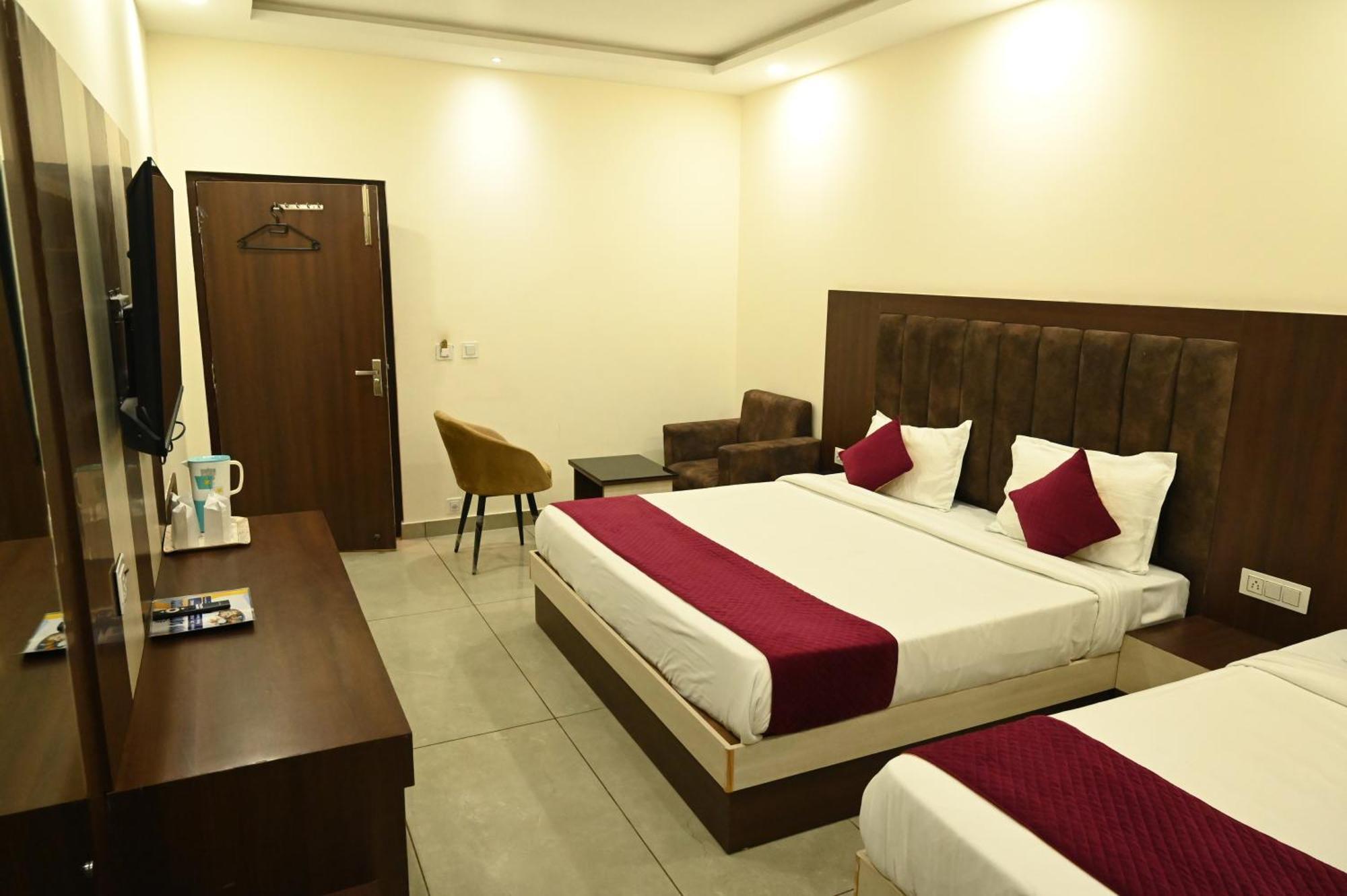 格德拉 Satya Residency酒店 外观 照片