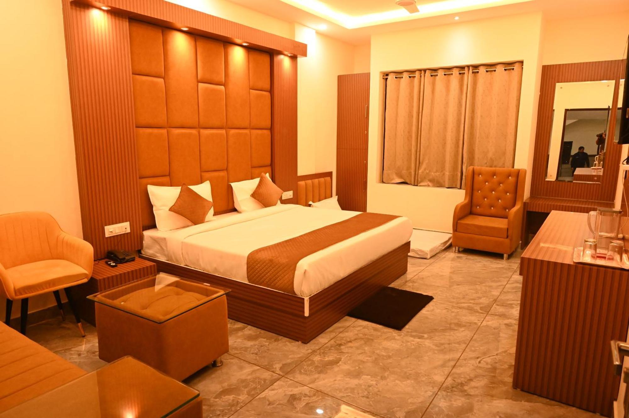 格德拉 Satya Residency酒店 外观 照片